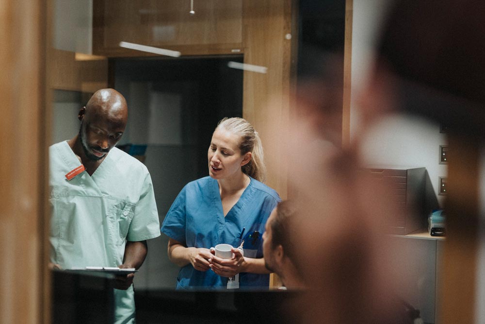 Sjuksköterskor som diskuterar